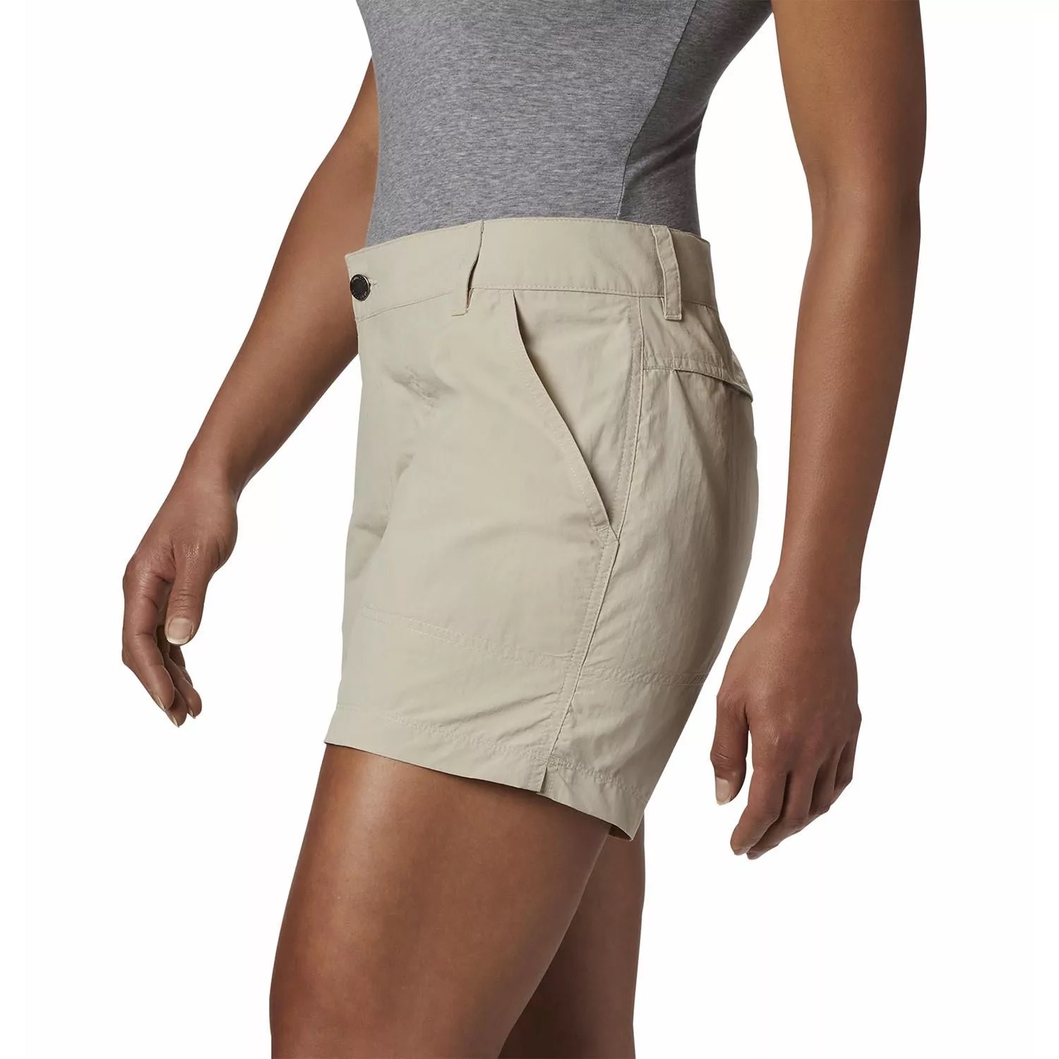 Calções femininos bege com bolsos e cós com botão num modelo visto de lado