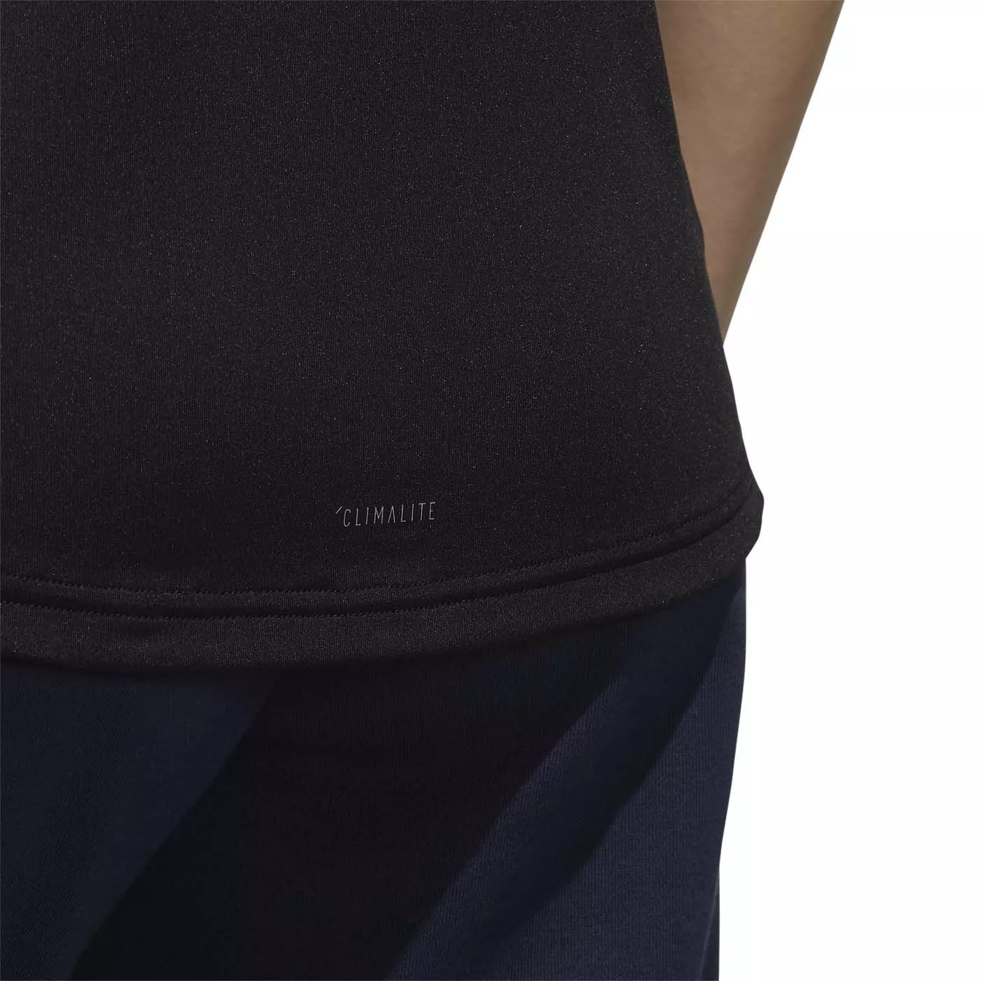 t-shirt preta com texto CLIMALITE e calças azuis escuras