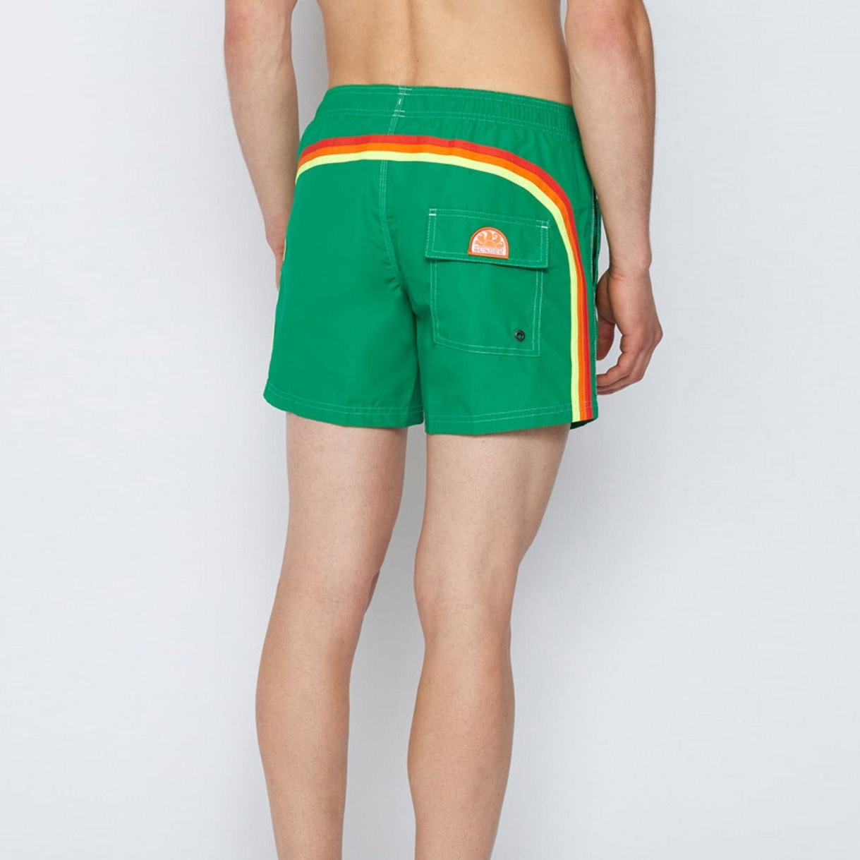 Calções de banho verdes com faixa lateral colorida e bolso traseiro