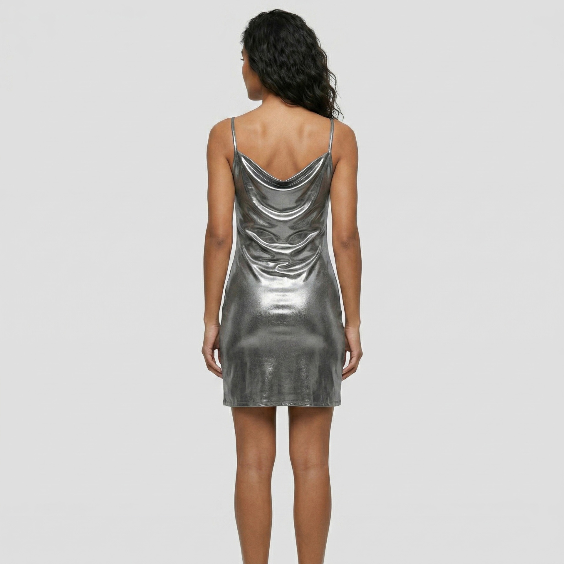 Vestido curto feminino prateado metálico com alças finas e decote nas costas
