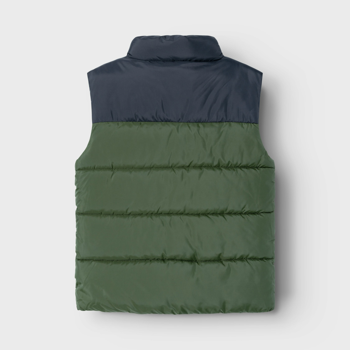 Colete acolchoado bicolor azul escuro e verde visto de costas