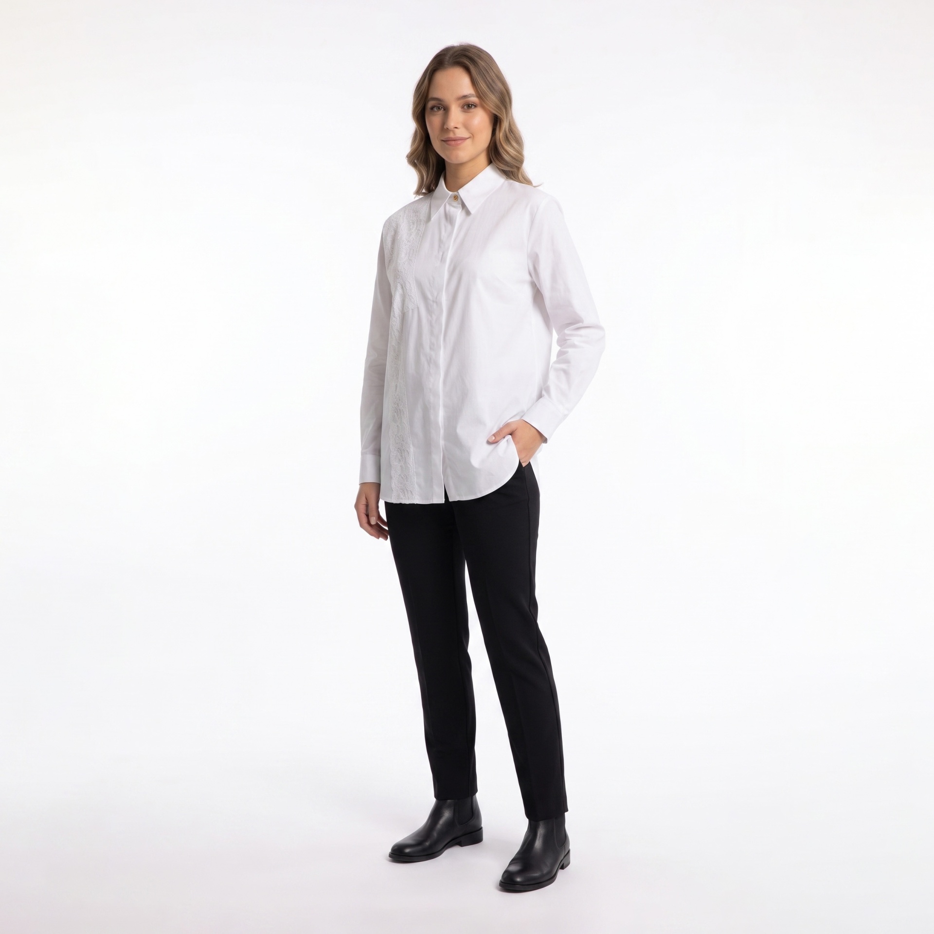 Mulher a vestir camisa branca, calças pretas e botins pretos em fundo branco