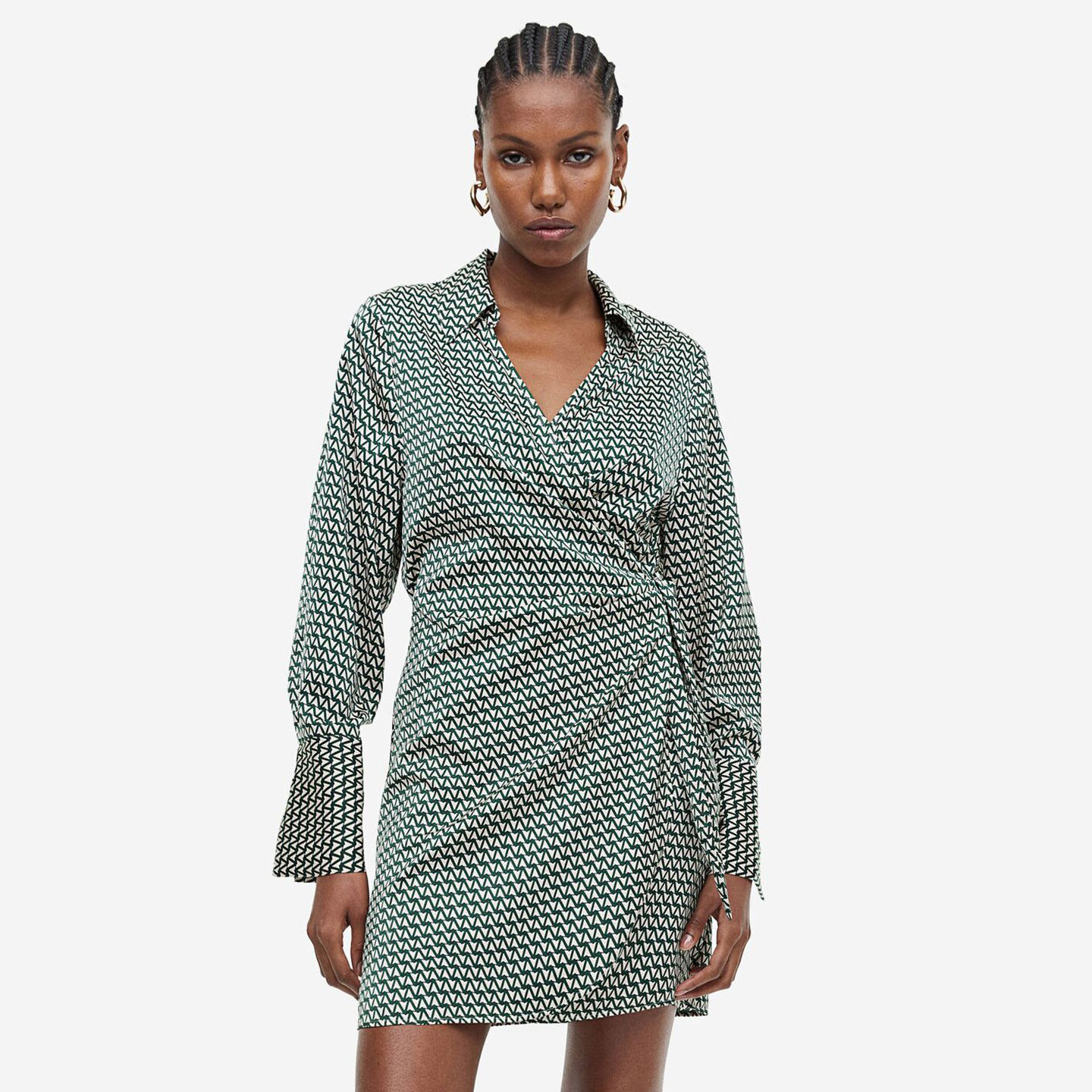 Vestido curto de padrão geométrico verde e branco com gola e mangas compridas.