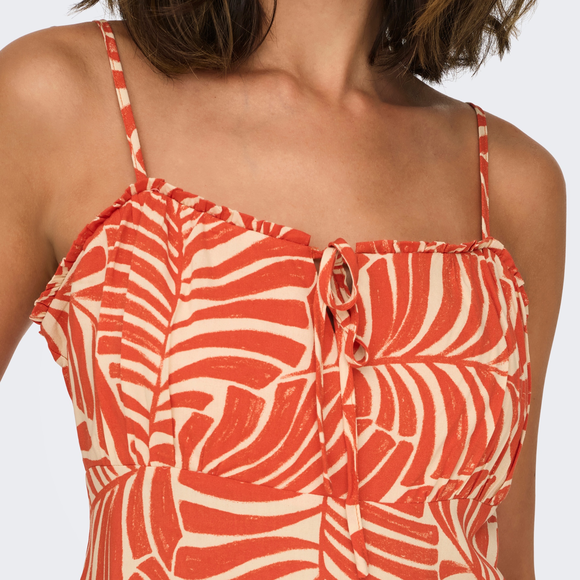 Vestido feminino com padrão riscado laranja e creme e alças finas