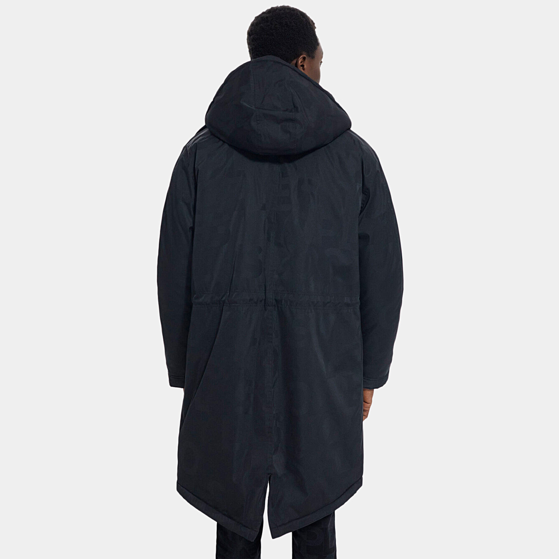 Casaco masculino comprido preto com capuz visto de costas