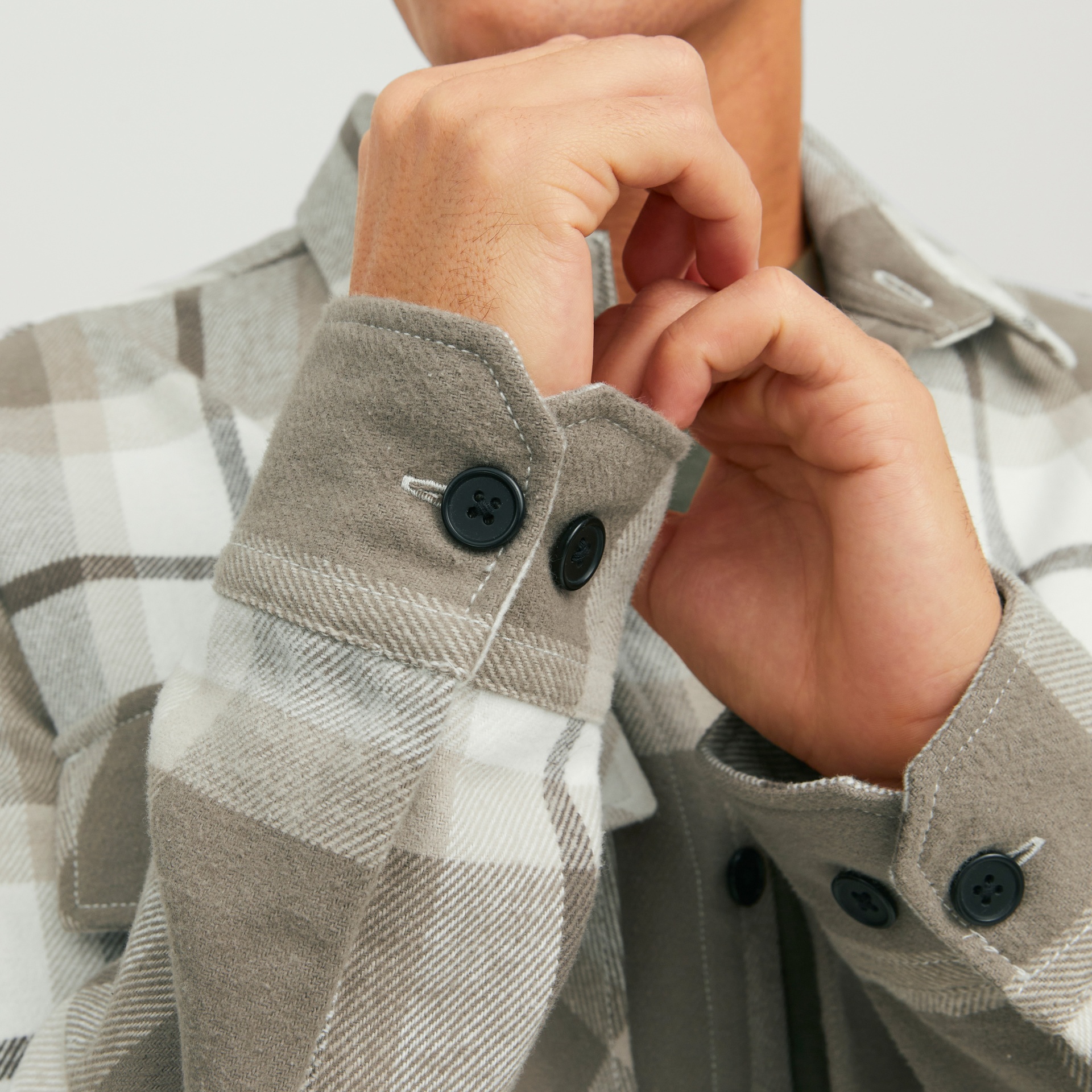 Camisa xadrez bege com botões pretos nas mangas