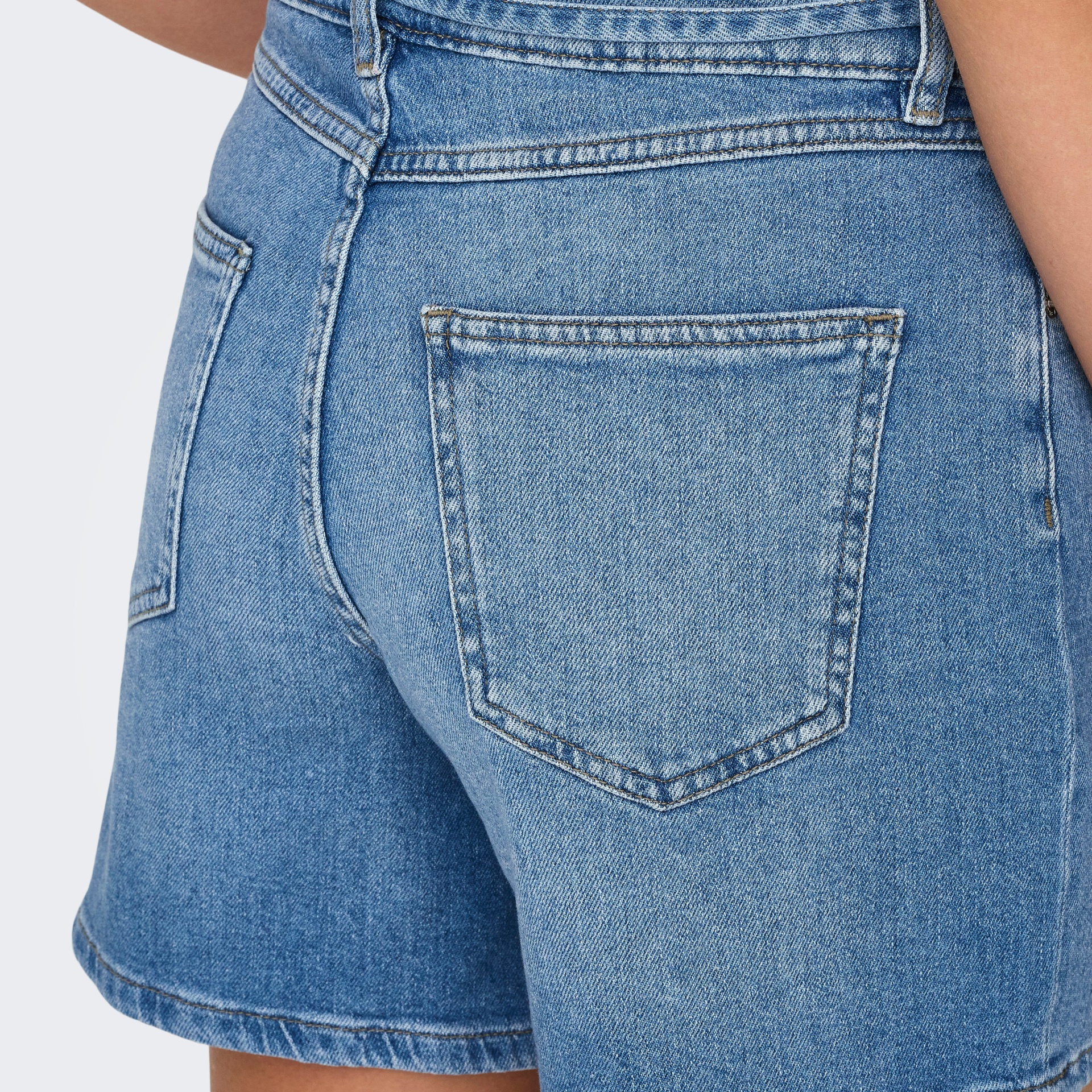 Calções de ganga azuis em tecido denim com bolso traseiro