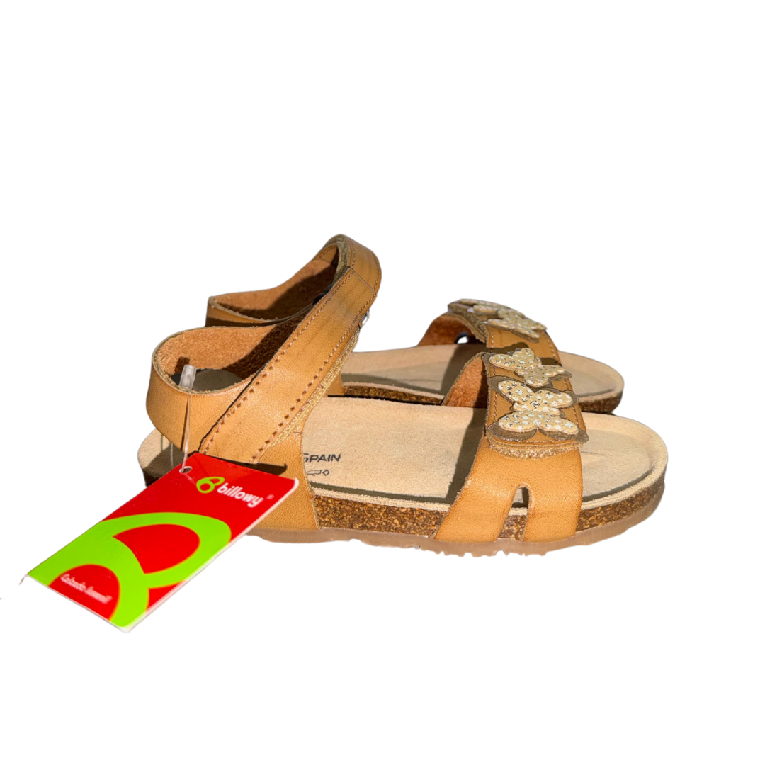 Sandálias de criança castanho claro com flores e etiqueta pendurada