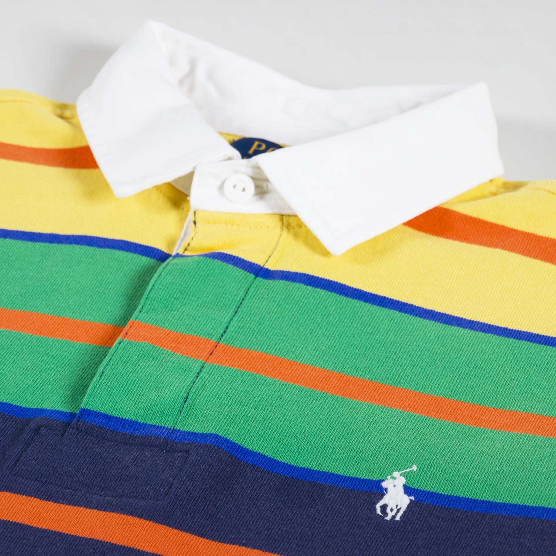 Polo de algodão colorido com riscas horizontais e gola branca