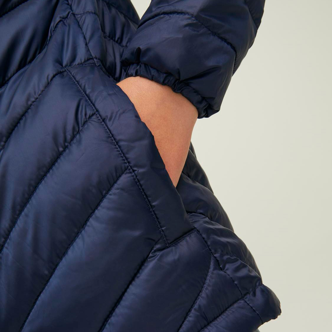 Casaco azul escuro acolchoado com bolso e punho elástico