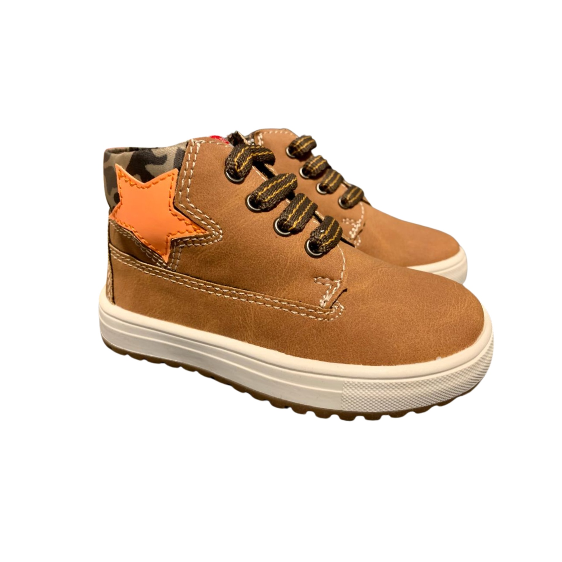 Sapatos infantis castanhos com estrela laranja e padrão camuflado no tornozelo