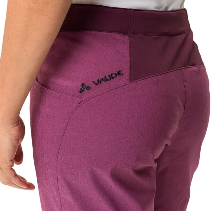Calças cor de vinho com logo VAUDE ao lado do quadril direito