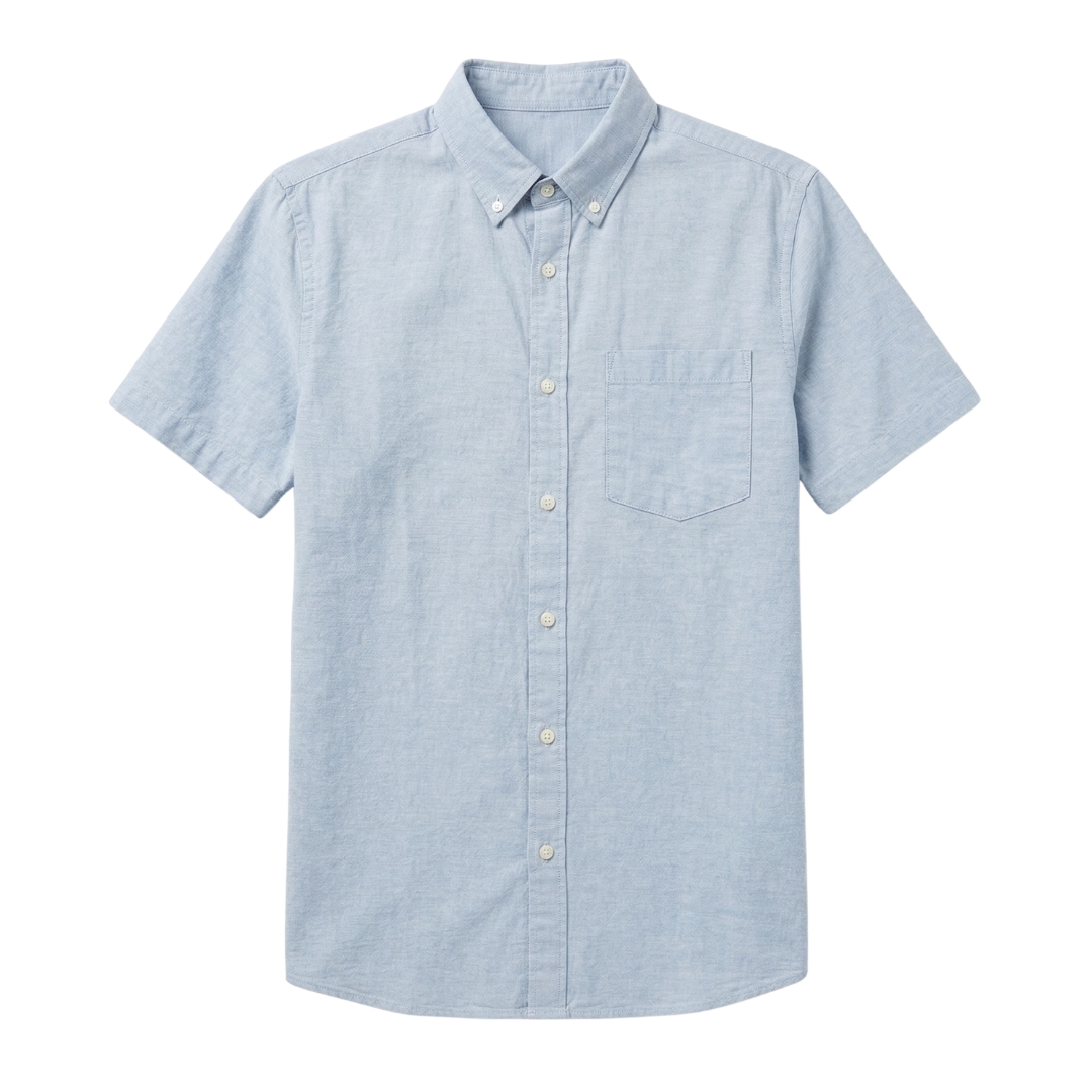 Camisa de homem azul clara de manga curta com bolso no peito