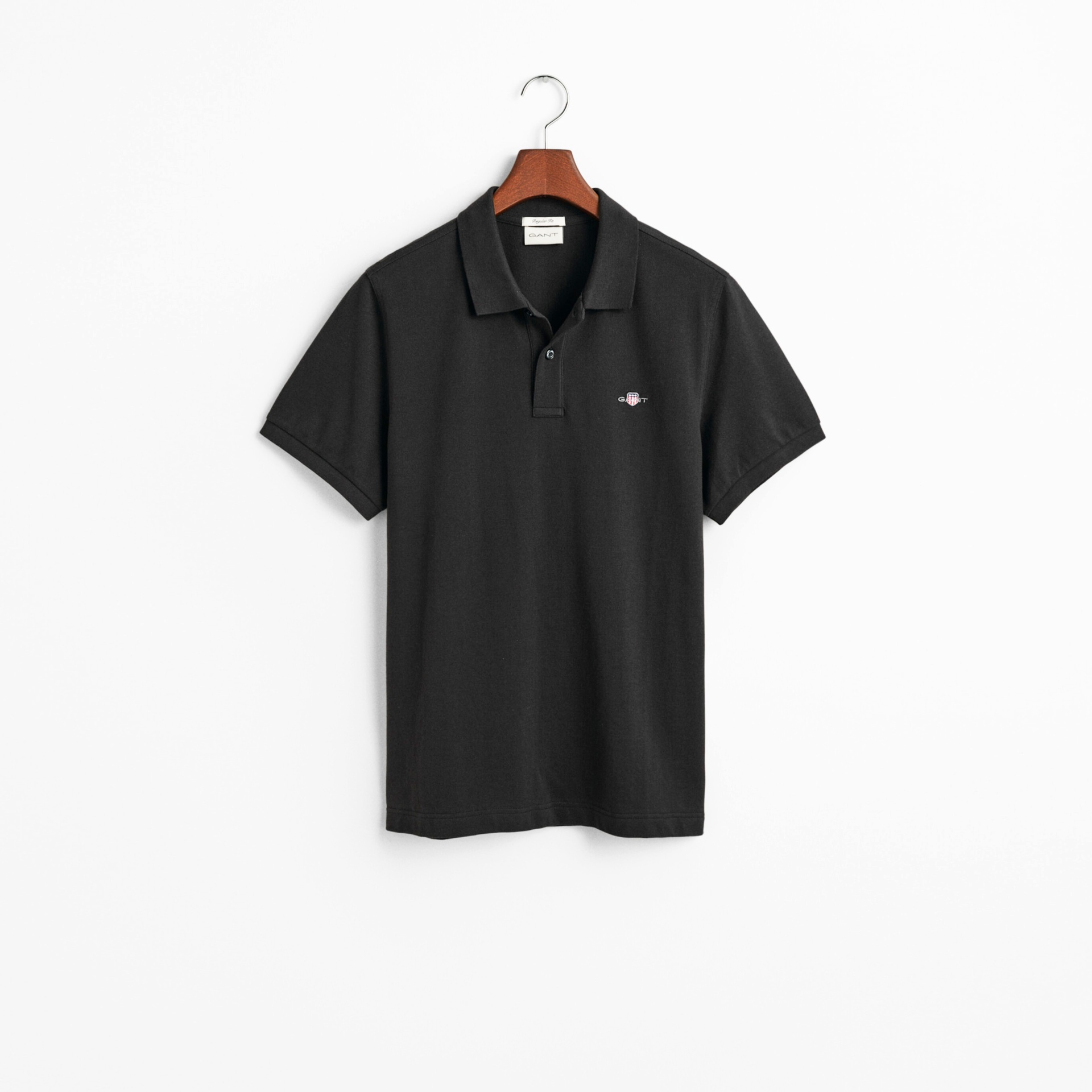 Camiseta polo preta de manga curta com colarinho e pequeno logotipo