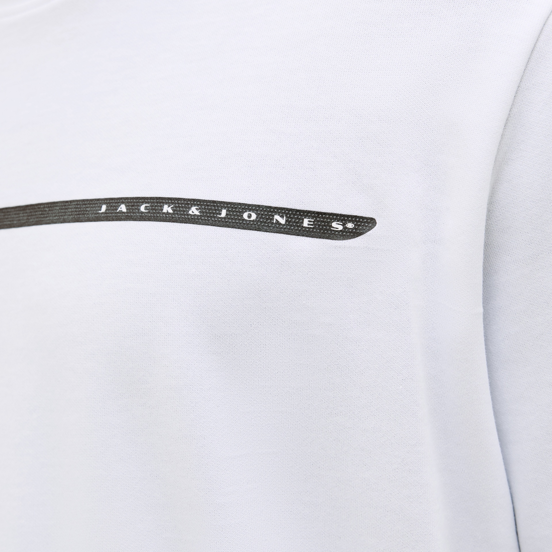T-shirt branca com faixa preta e texto JACK & JONES
