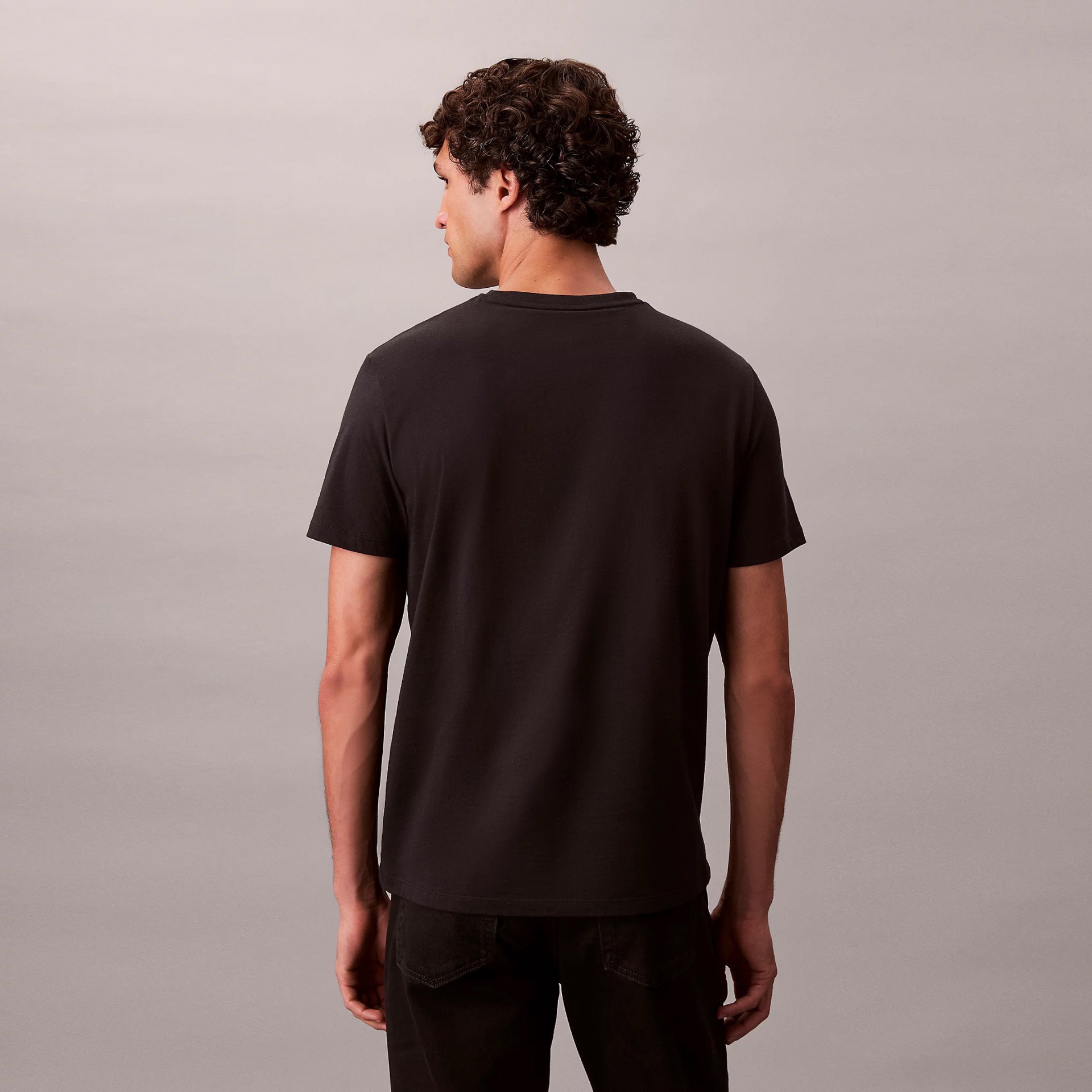 T-shirt preta de manga curta vista de costas