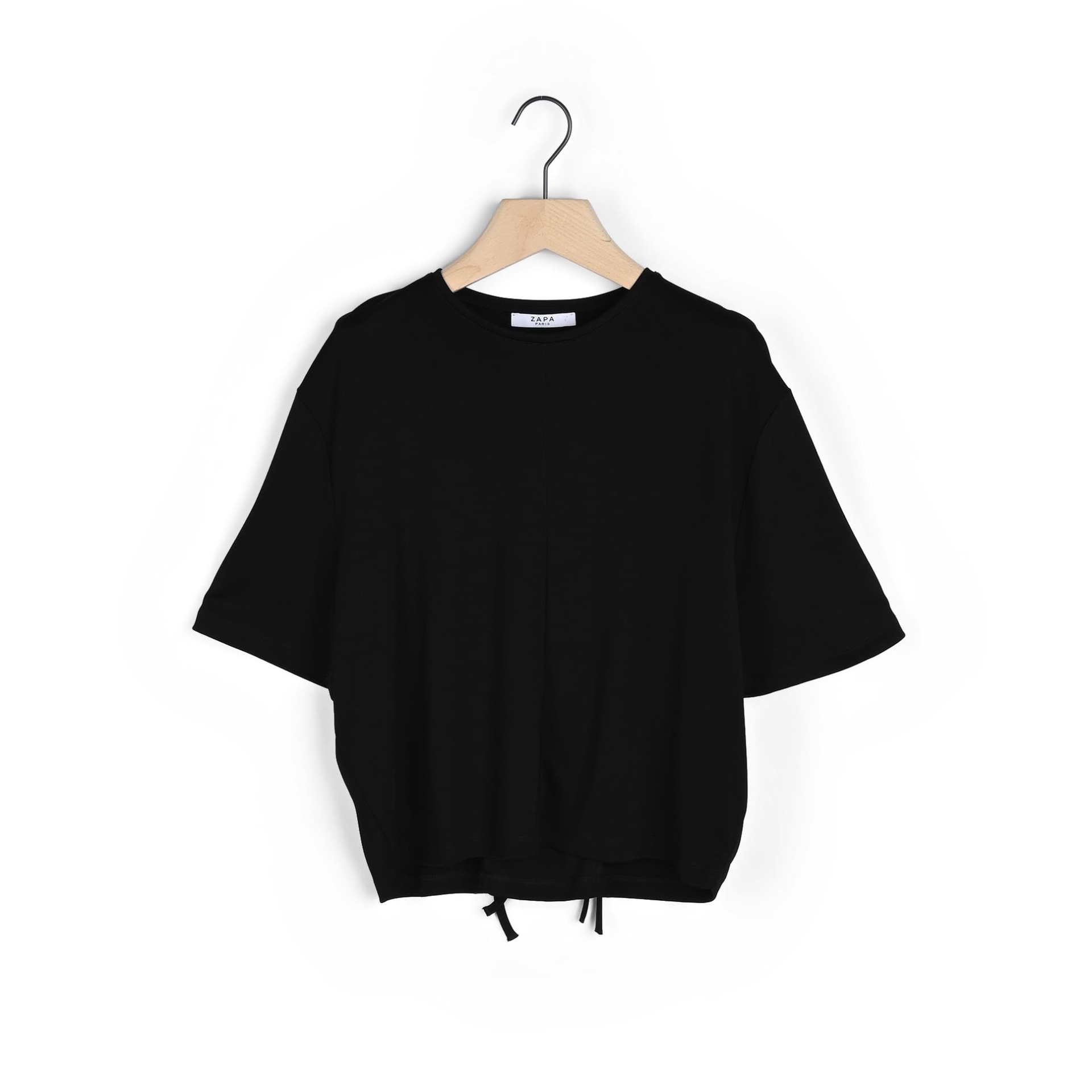 T-shirt preta de manga curta com gola redonda numa cabide de madeira