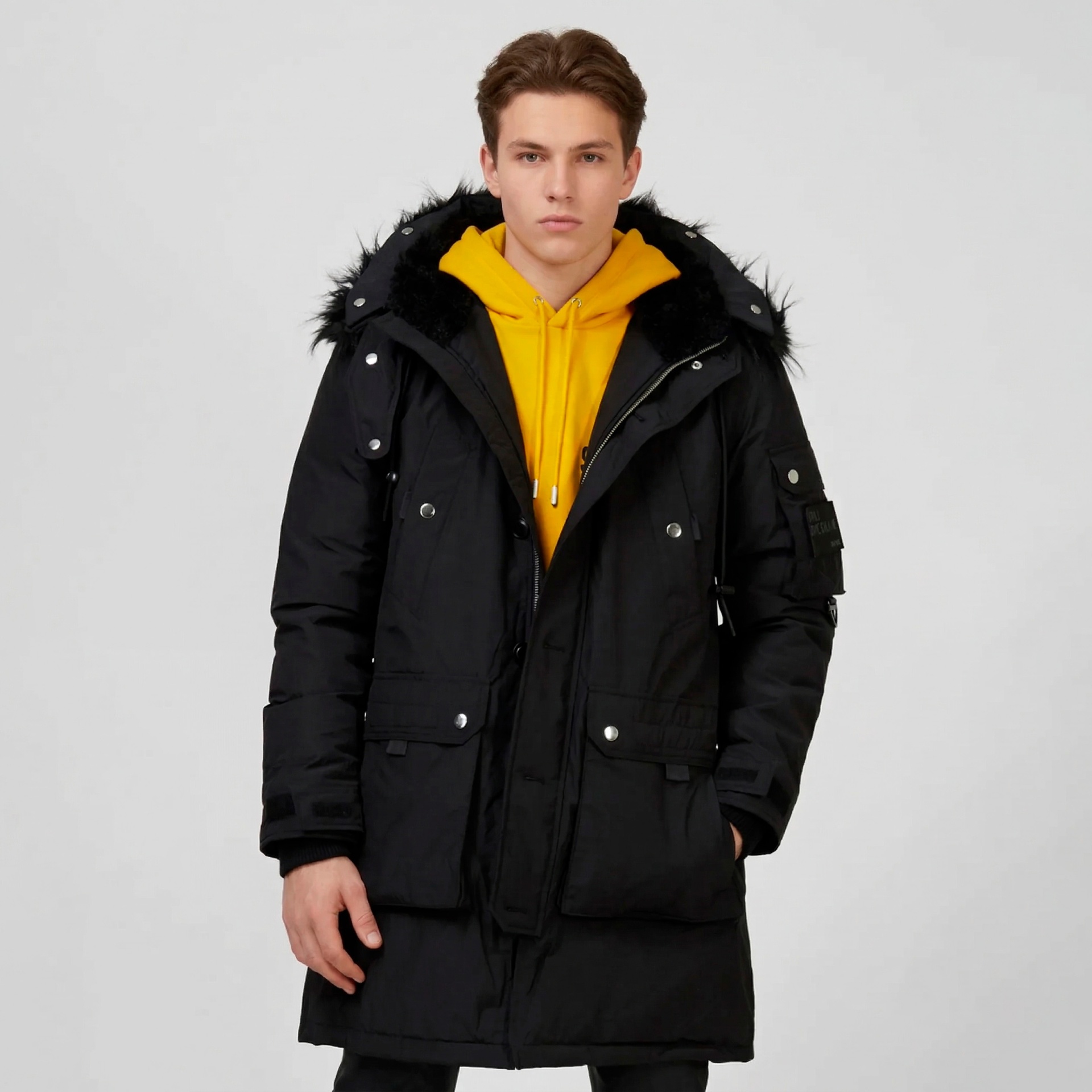 Casaco comprido preto com capuz e pelo sintético preto