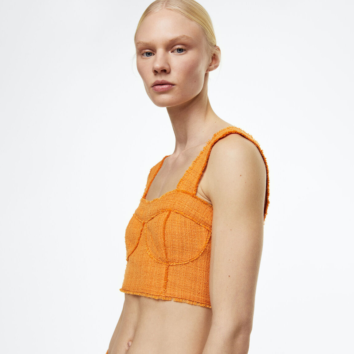 Top cropped feminino laranja de tecido texturizado com alças largas.