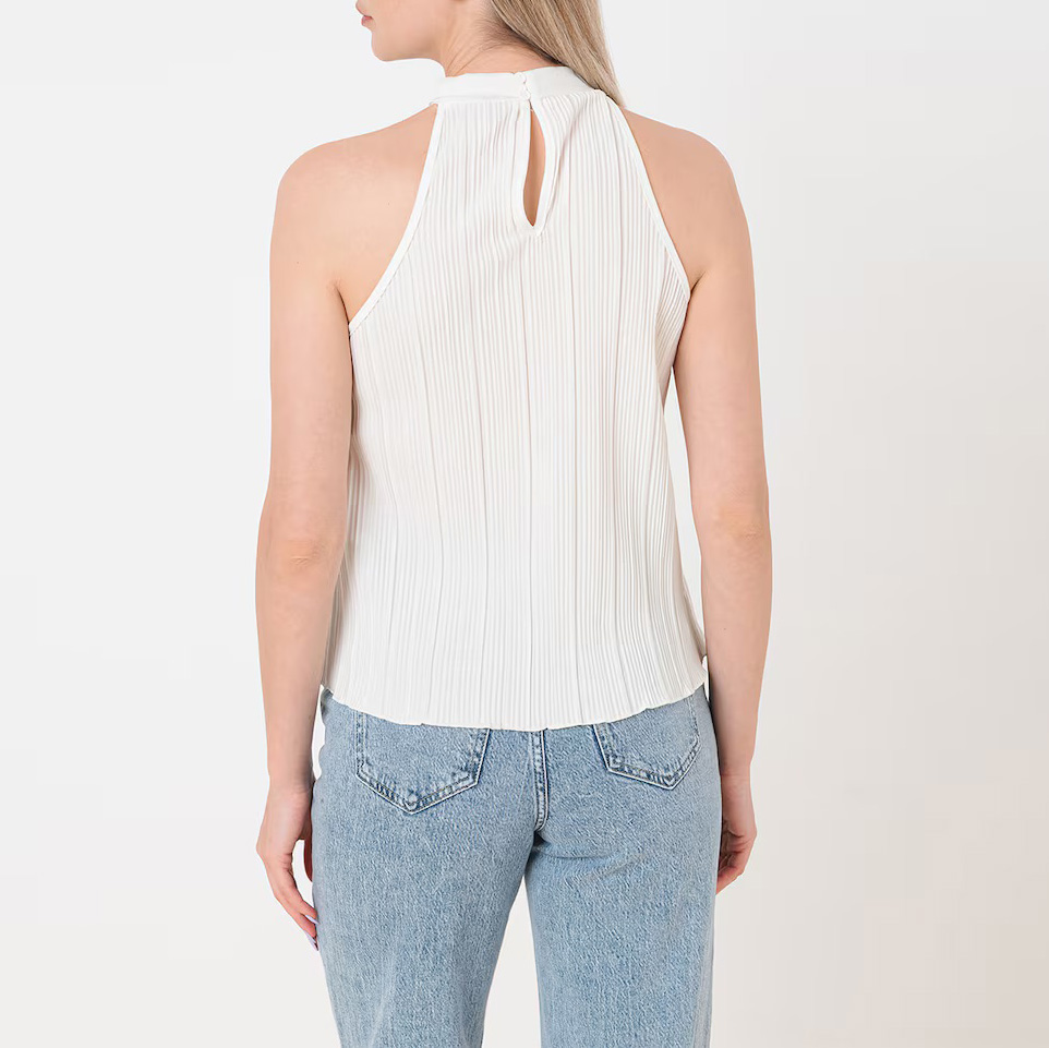 Top feminino branco plissado com abertura em gota, visto de costas
