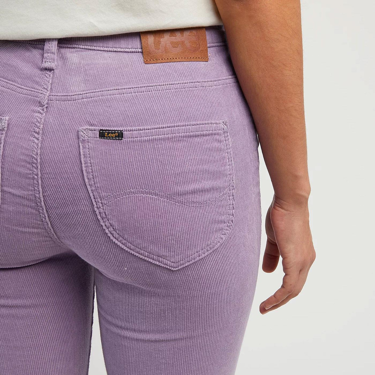 Calças de bombazina lilás com bolso traseiro e etiqueta da marca Lee