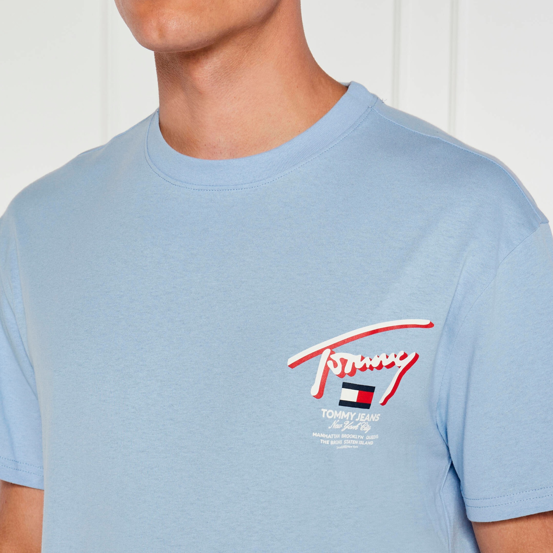 T-shirt azul claro com estampa frontal Tommy Jeans