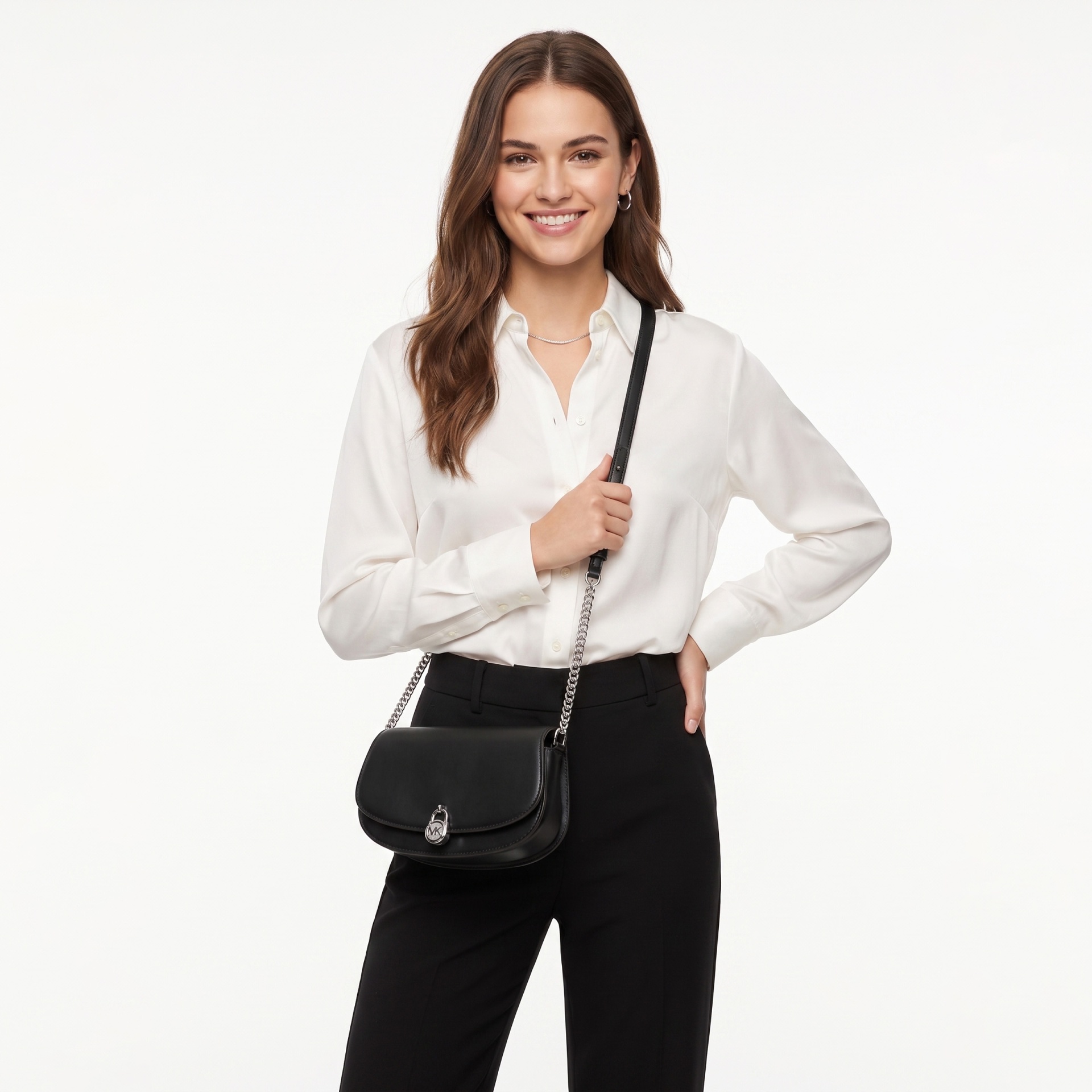 Mulher com camisa branca e mala preta com fecho MK