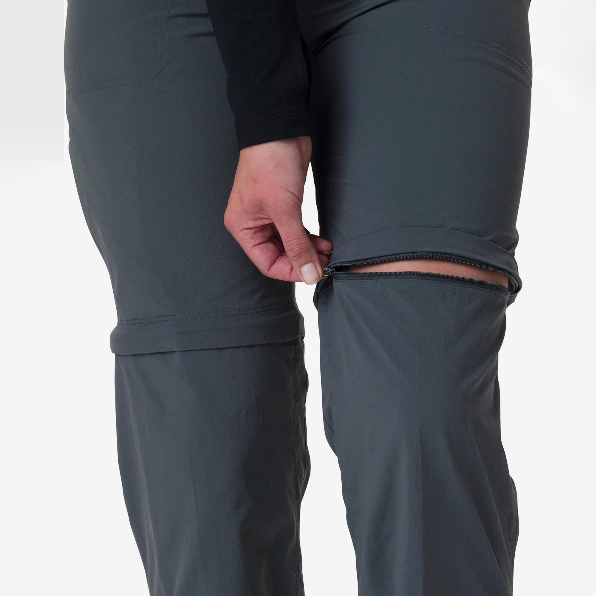 Calças cinzentas com fecho de correr na zona do joelho.