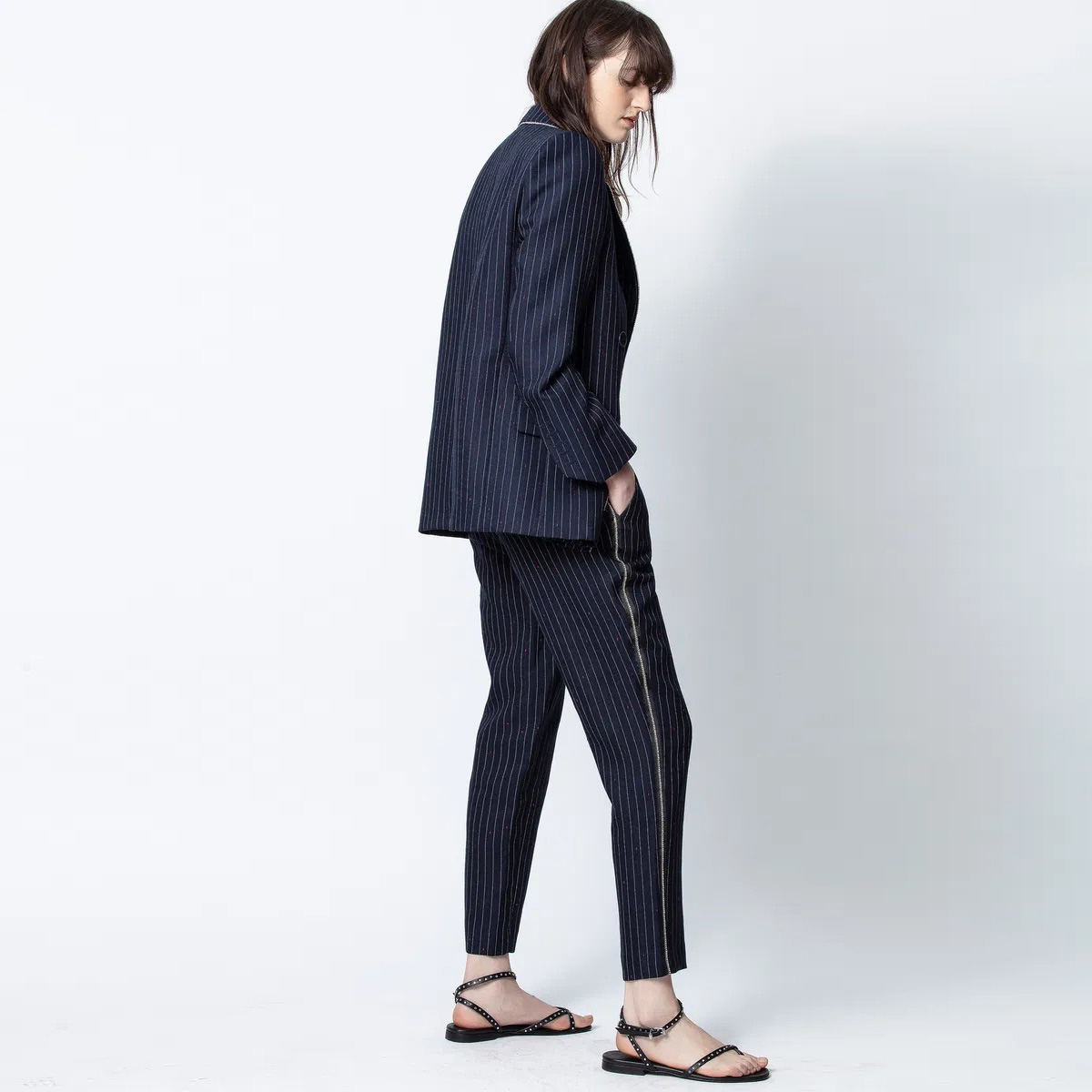 Conjunto feminino risca de giz azul escuro com sandálias pretas