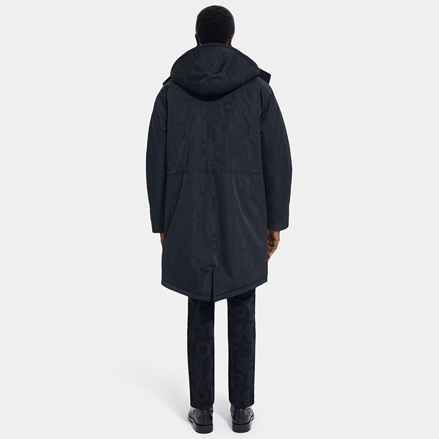 Casaco comprido preto com capuz visto de trás