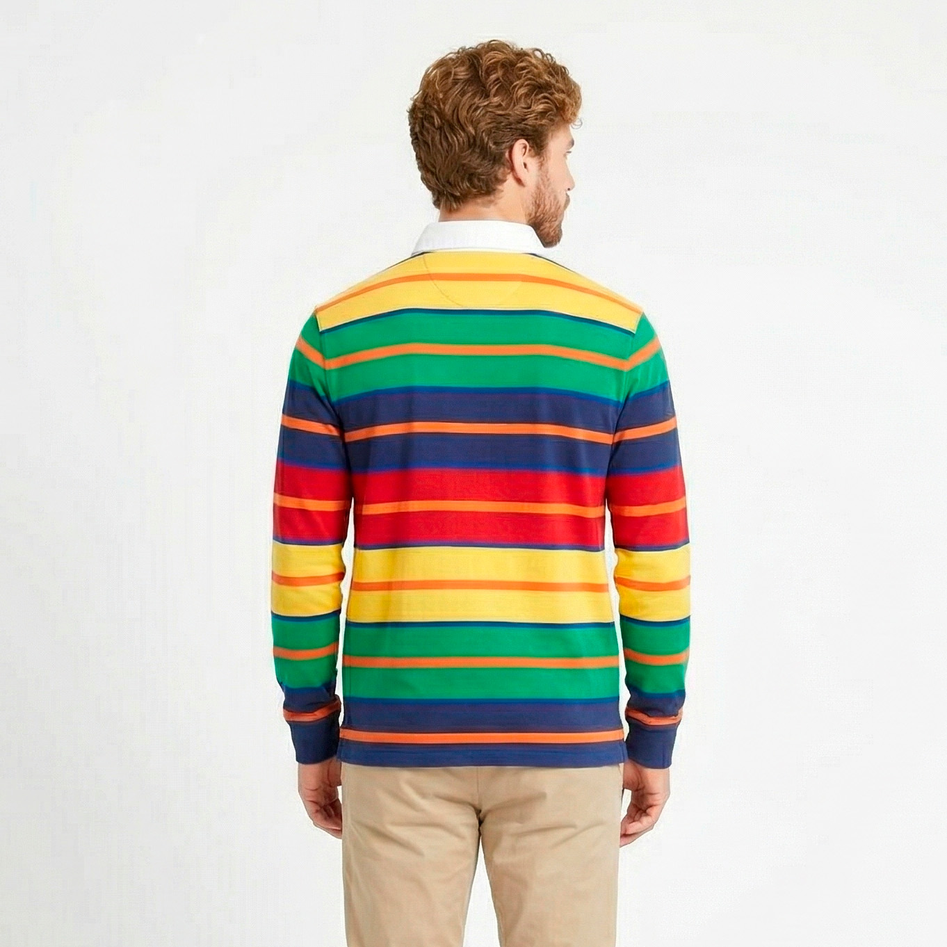 Polo de manga comprida colorido às riscas visto de costas