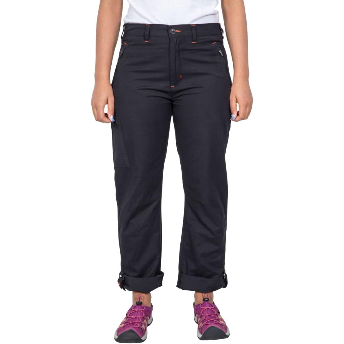 Calças pretas com ténis cor de rosa e branca