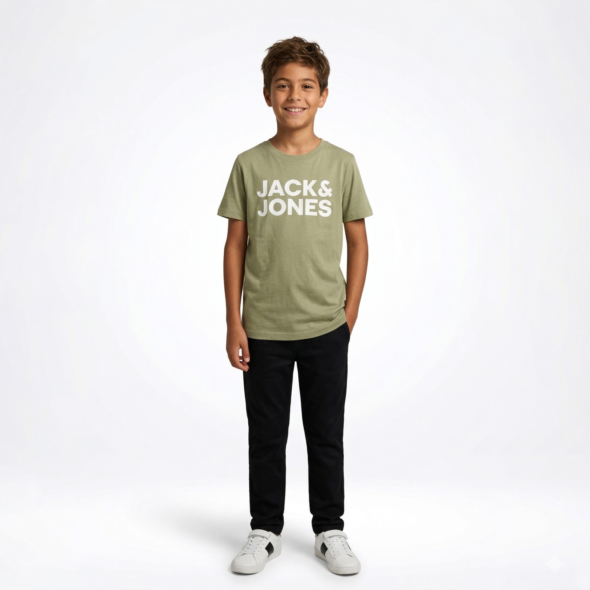 Rapaz com t-shirt verde com texto branco e calças pretas