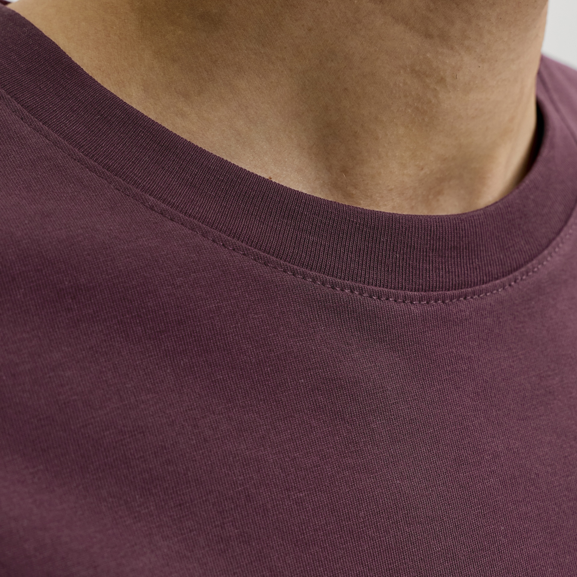 Gola redonda vinho de t-shirt em malha fina com costura dupla