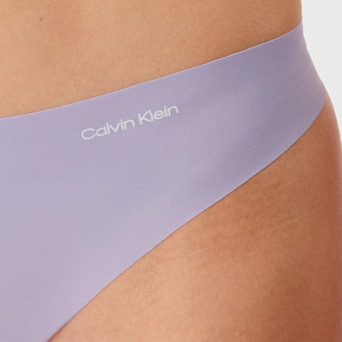 Cueca/calçadeira lilás com logo Calvin Klein branco na cintura.