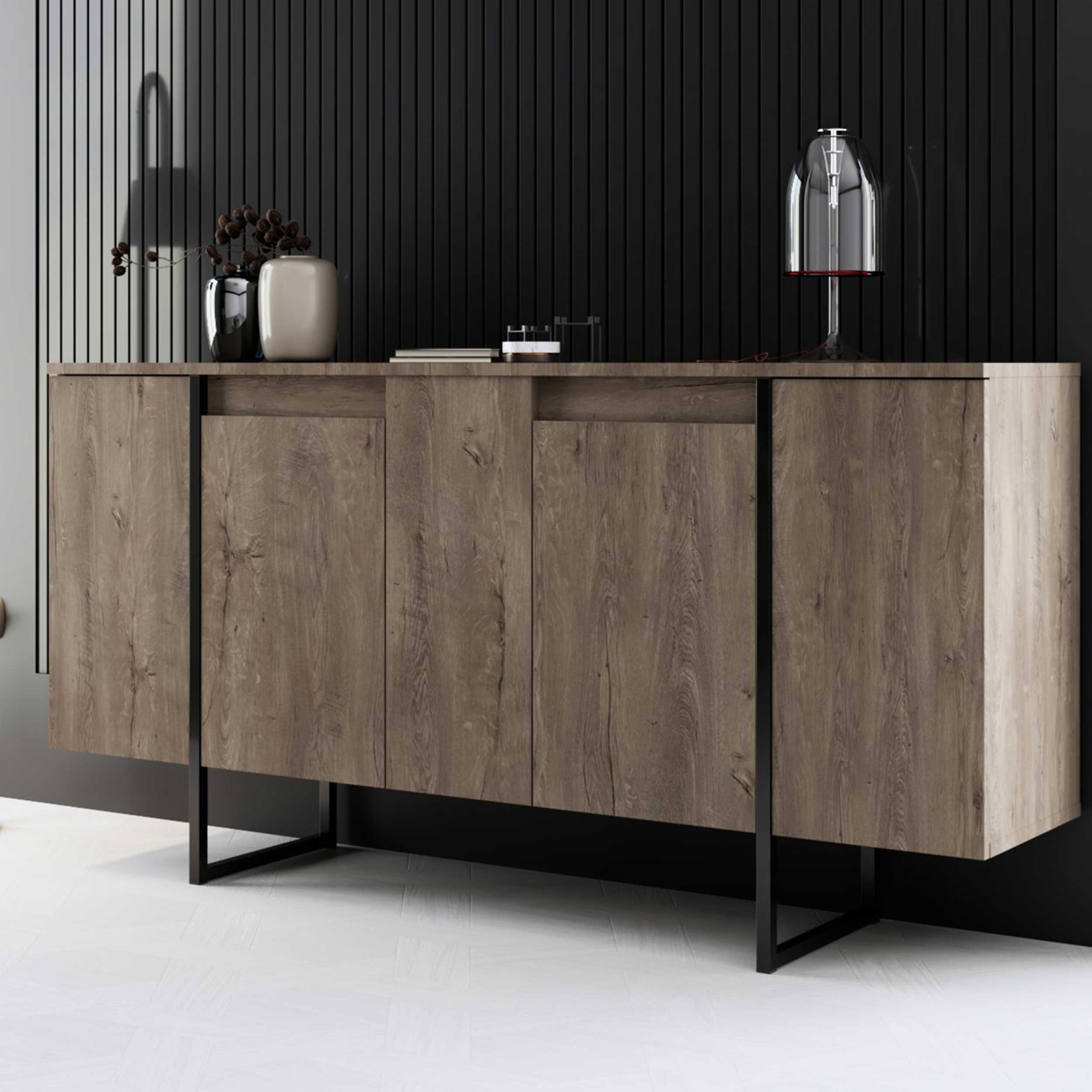 Aparador de madeira clara com vasos cerâmicos e lâmpada em frente a parede preta canelada