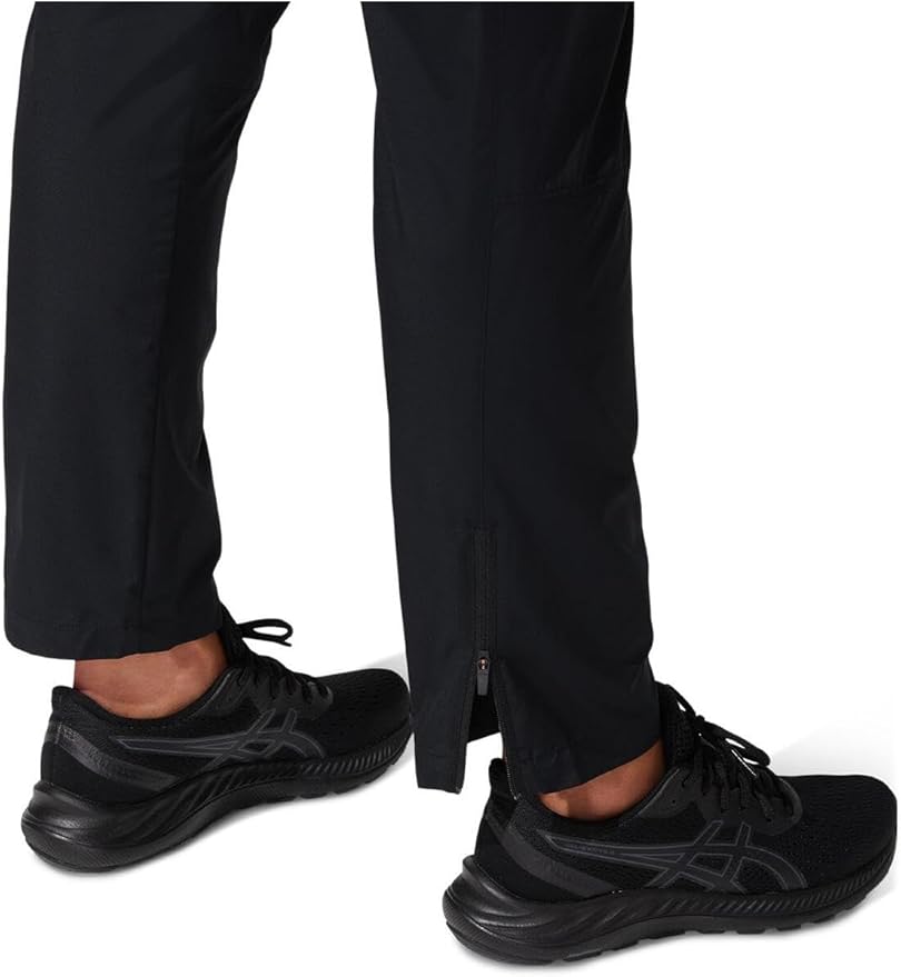 Calças pretas com fecho atrás usadas com sapatilhas pretas ASICS