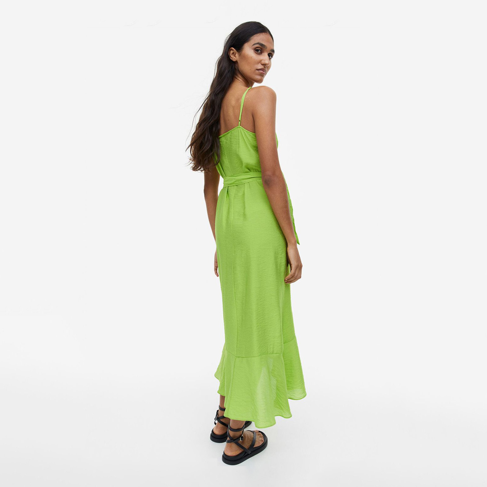 Vestido verde claro de alças finas com sandálias pretas