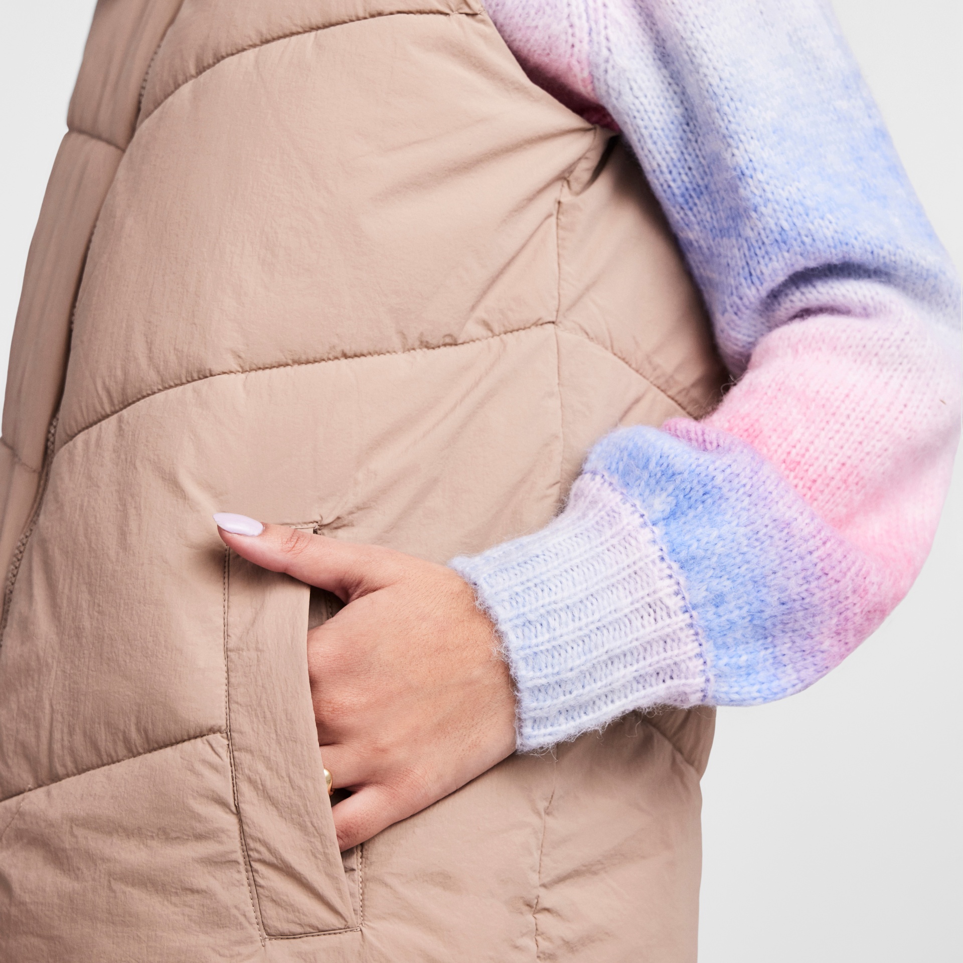 Colete bege com bolso e camisola de malha em tons pastel