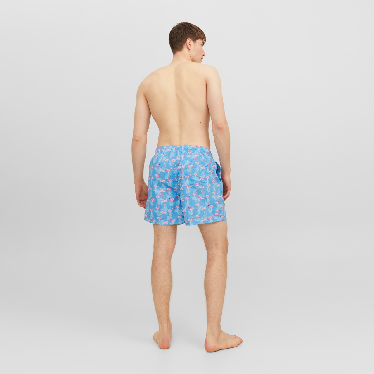 Calções de banho azuis claros com padrão de flamingos cor-de-rosa