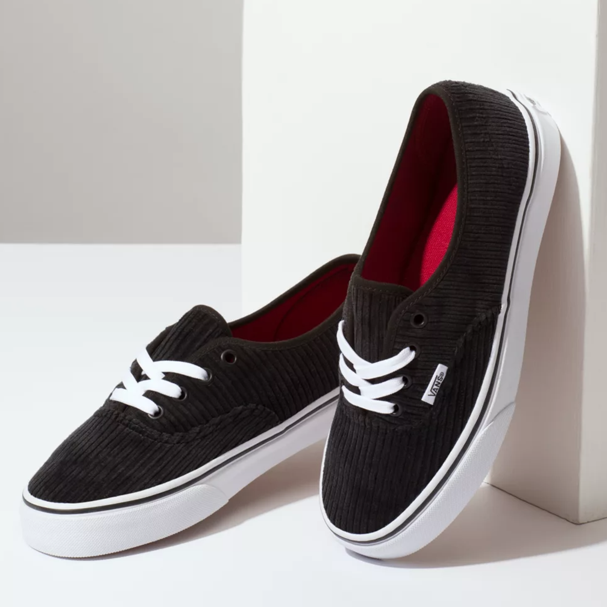 Sapatilhas desportivas pretas em veludo cotelê com atacadores brancos e sola branca