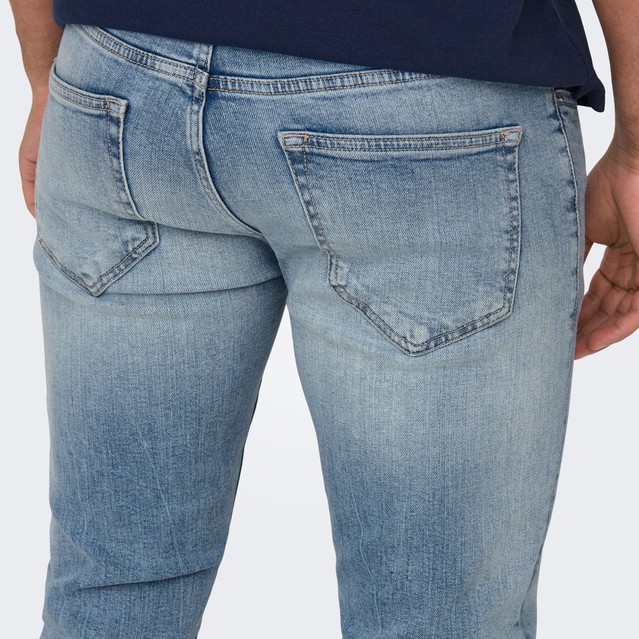 Calças de ganga azuis claras vistas da parte de trás