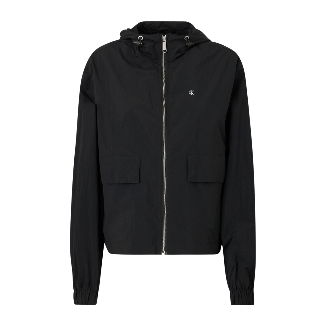 Casaco preto com fecho de correr e capuz, logotipo cK no peito.