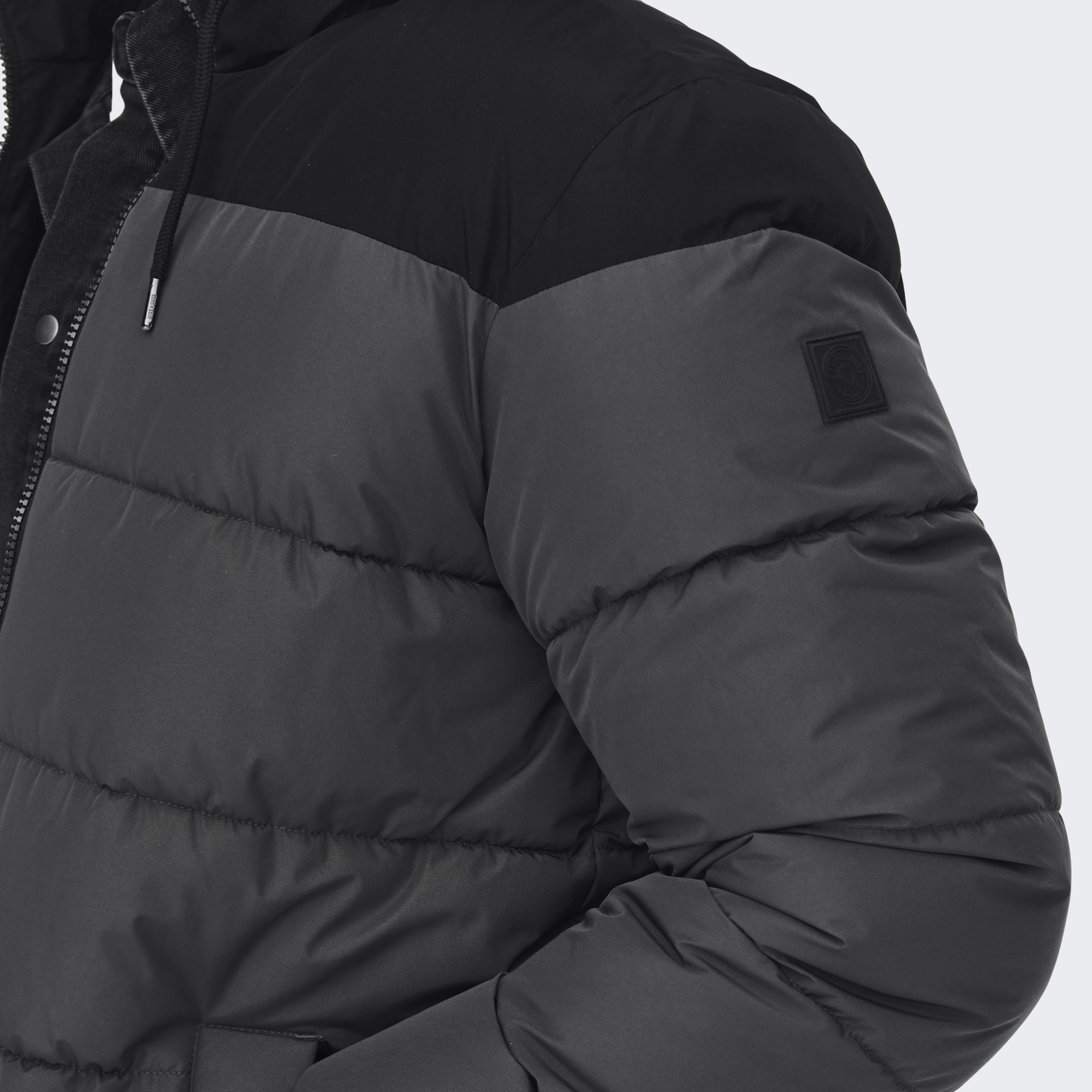 Casaco acolchoado masculino preto e cinza escuro com fecho e etiqueta preta no braço