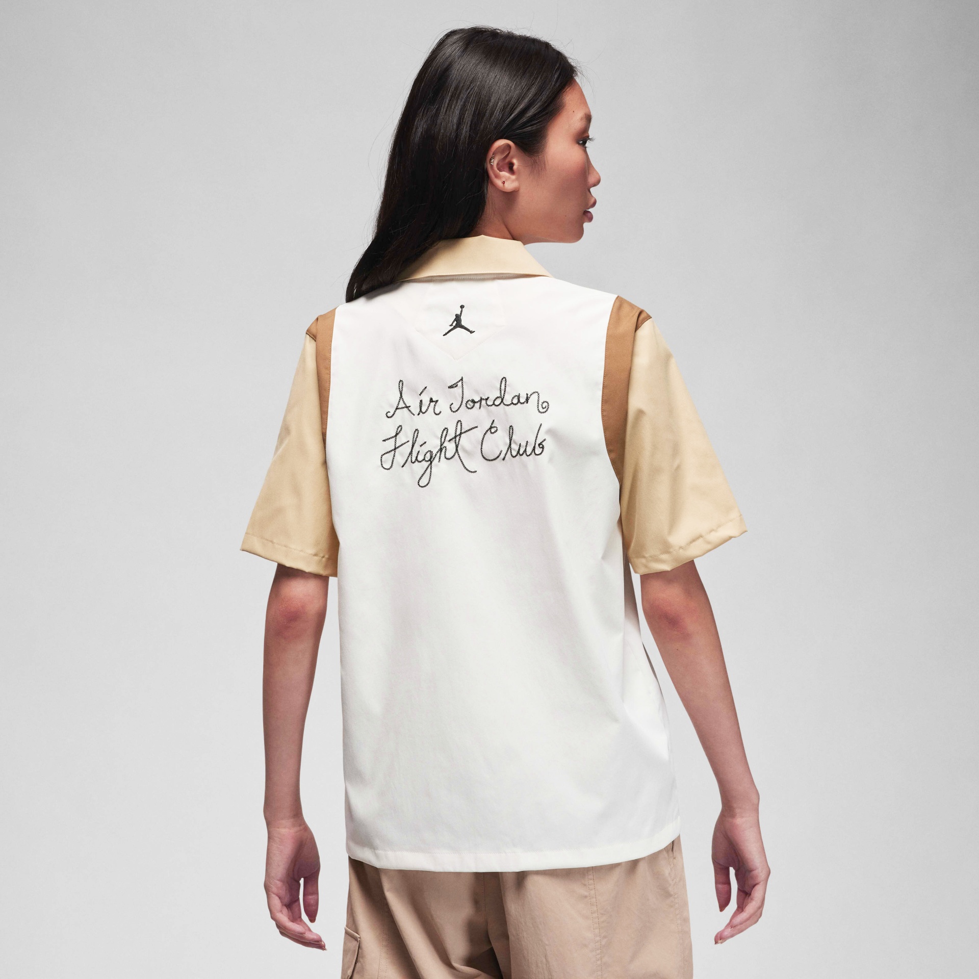 Camisa bicolor bege e branca com bordado Air Jordan Flight Club nas costas