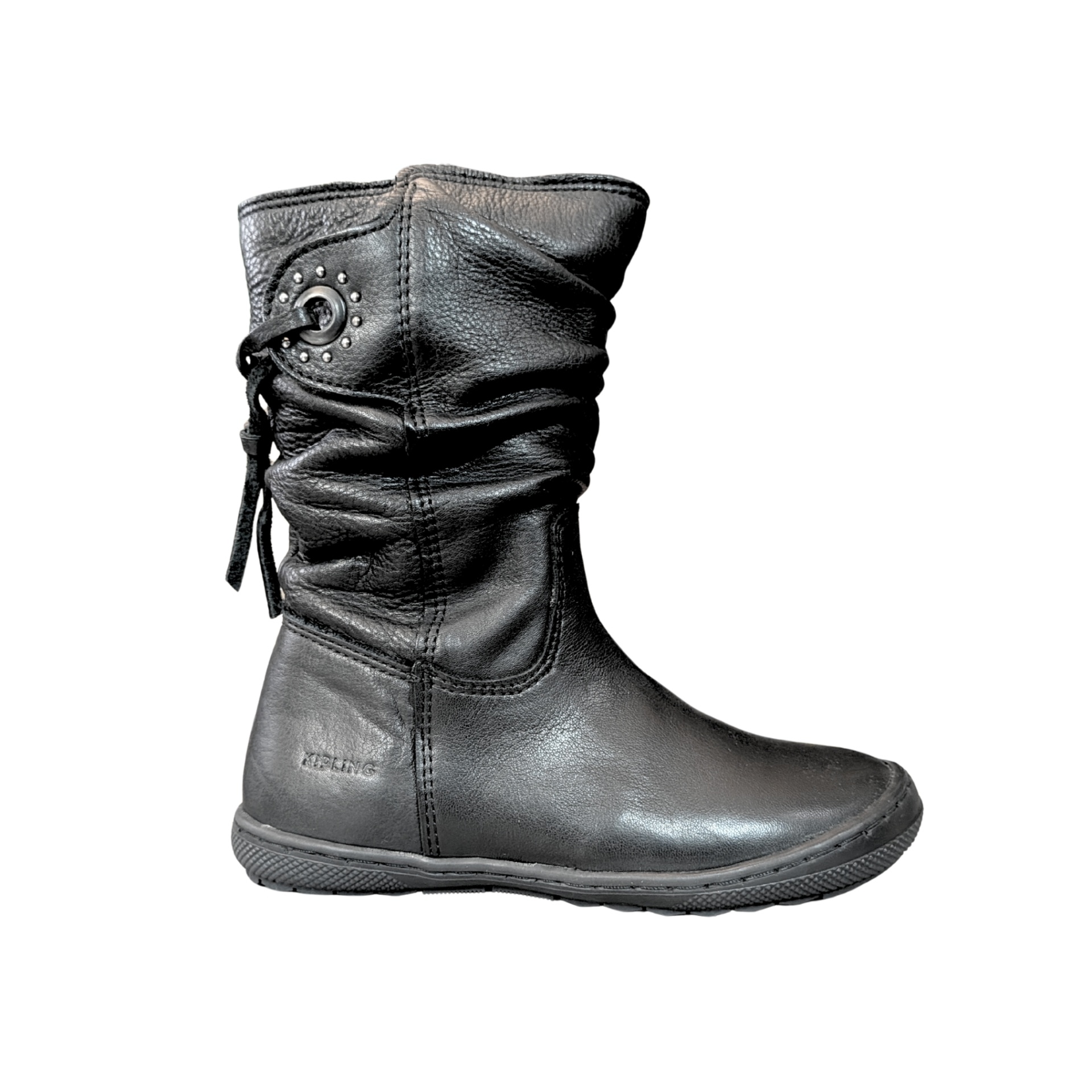 Bota preta feminina de couro com parte superior franzida e detalhes em ilhóses metálicos