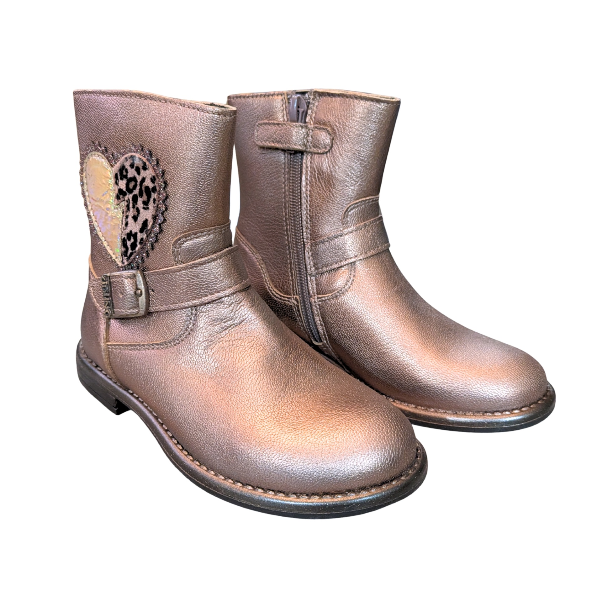 Botas infantis castanhas com coração decorativo e fecho lateral.