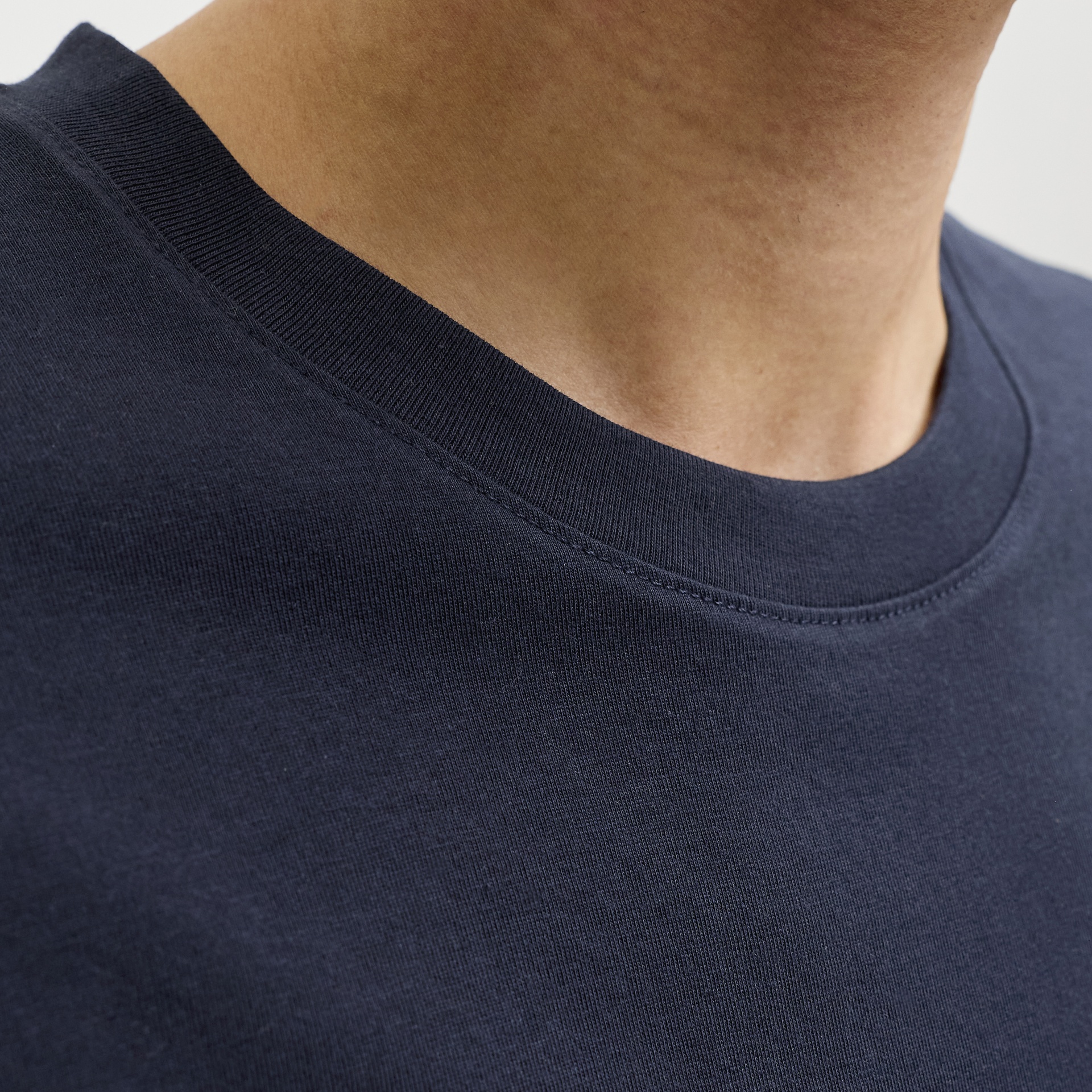 T-shirt azul escuro com gola redonda em malha canelada