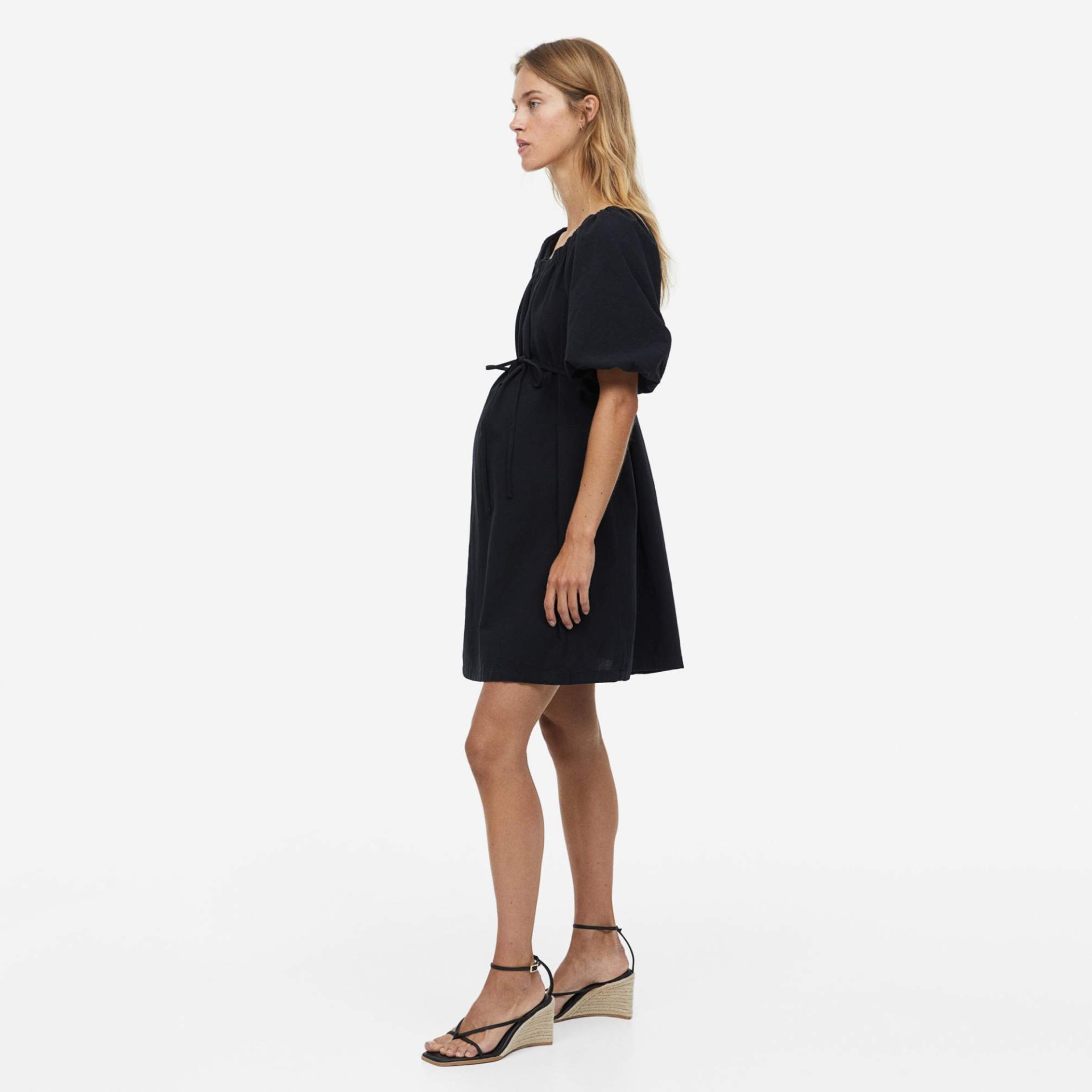 Vestido preto curto com manga bufante e cordão na cintura