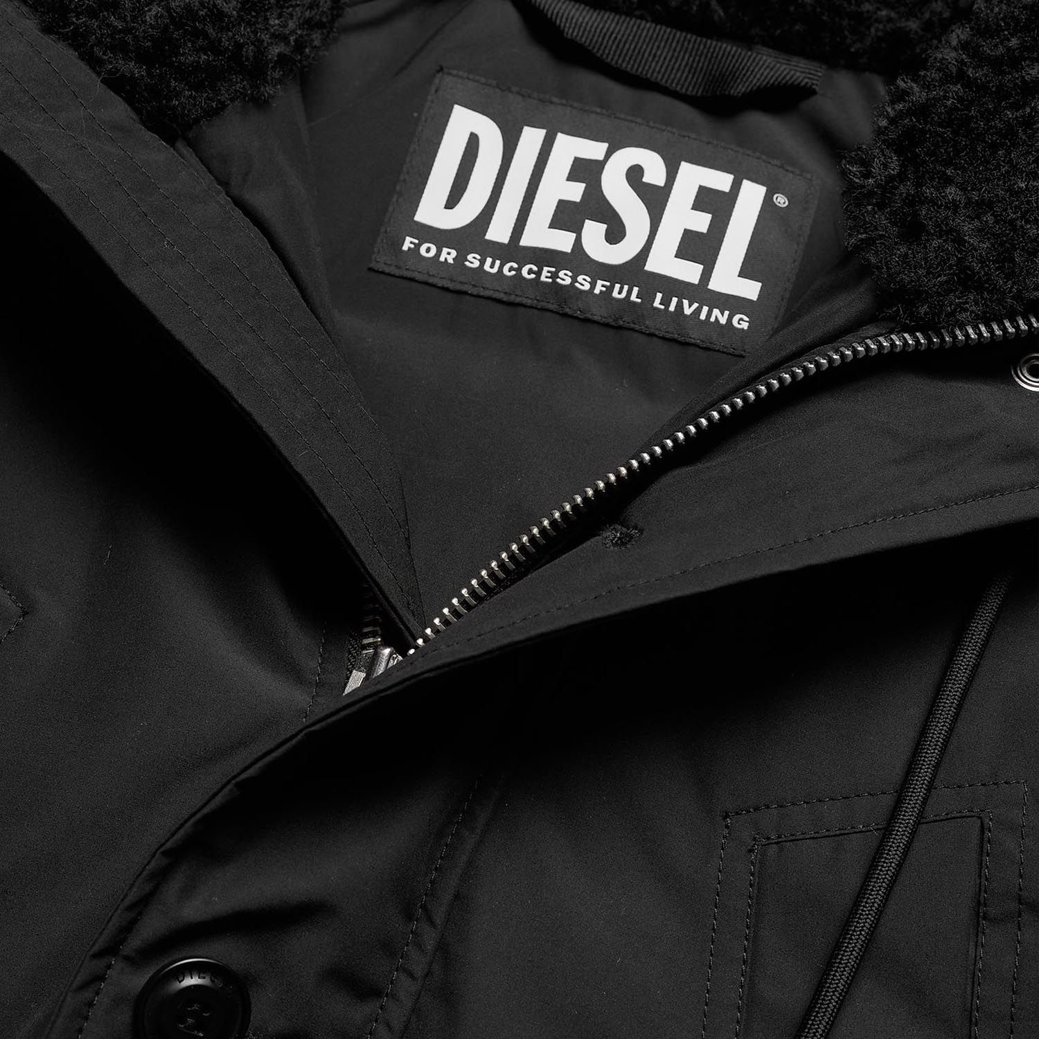 Casaco preto Diesel com etiqueta interior e fecho metálico